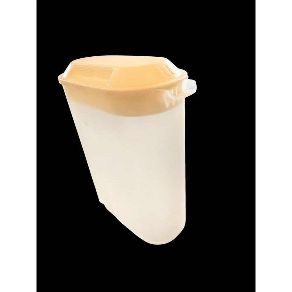 Rubbermaid Servin' Saver 2-1/2 Quarts Slim Drink Refrigerator Pitcher